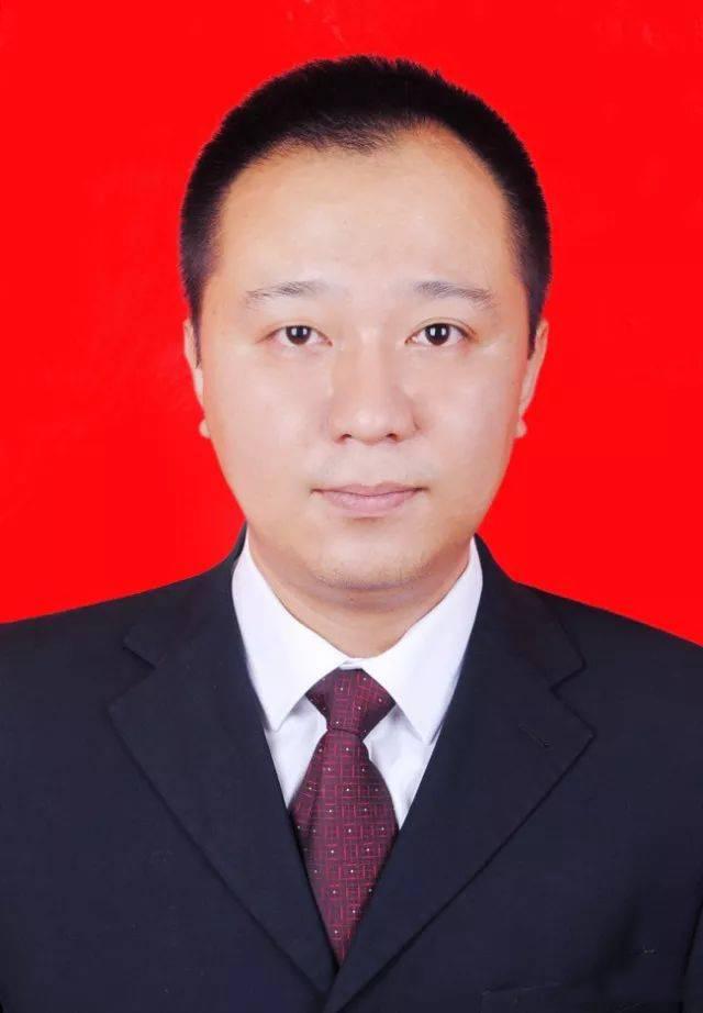 我一个同学在四川广元中学教书，跟他聊天得知他们学校总务科的何科长下来了。我听了一