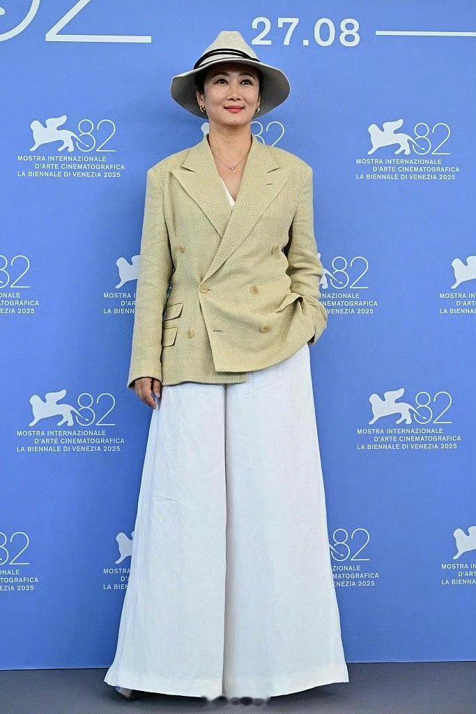 第82届威尼斯电影节主竞赛单元评审团正式亮相，赵涛与「我仍在此」女主费尔南达·托