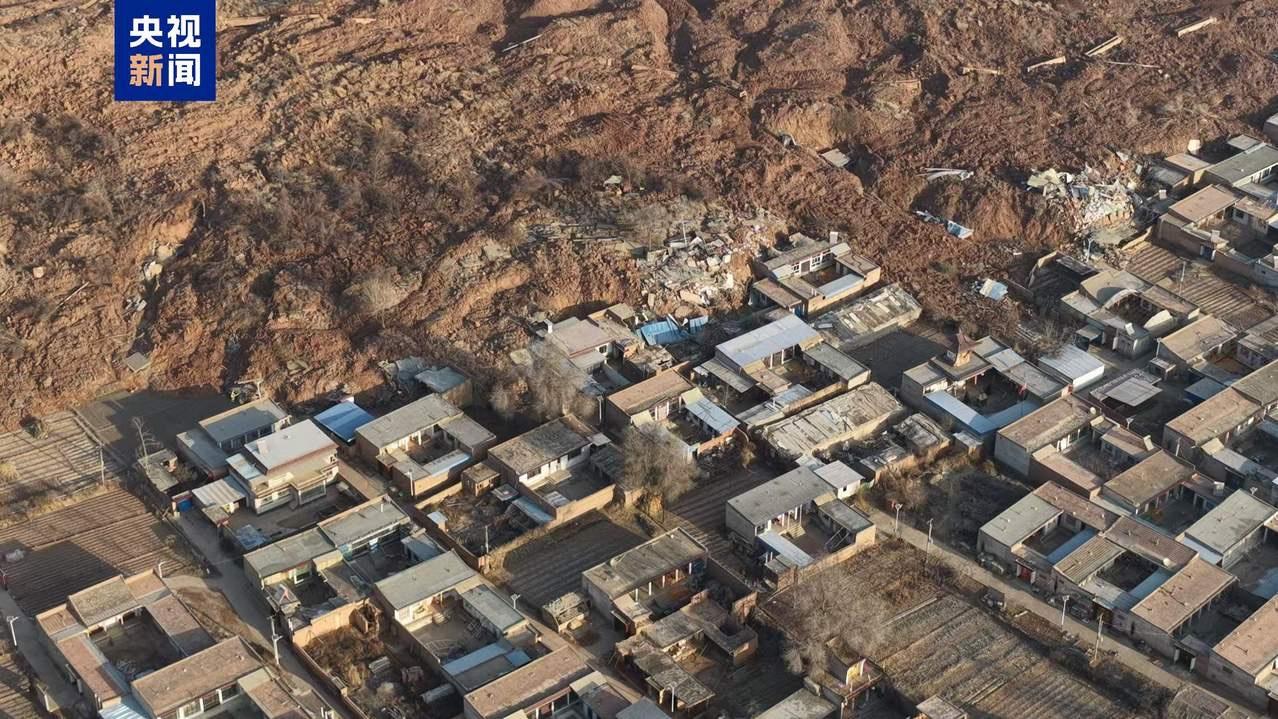 张得元救了锅峡镇黄茨村全村村民，应该给予重奖
     甘肃永靖滑坡致45户房屋