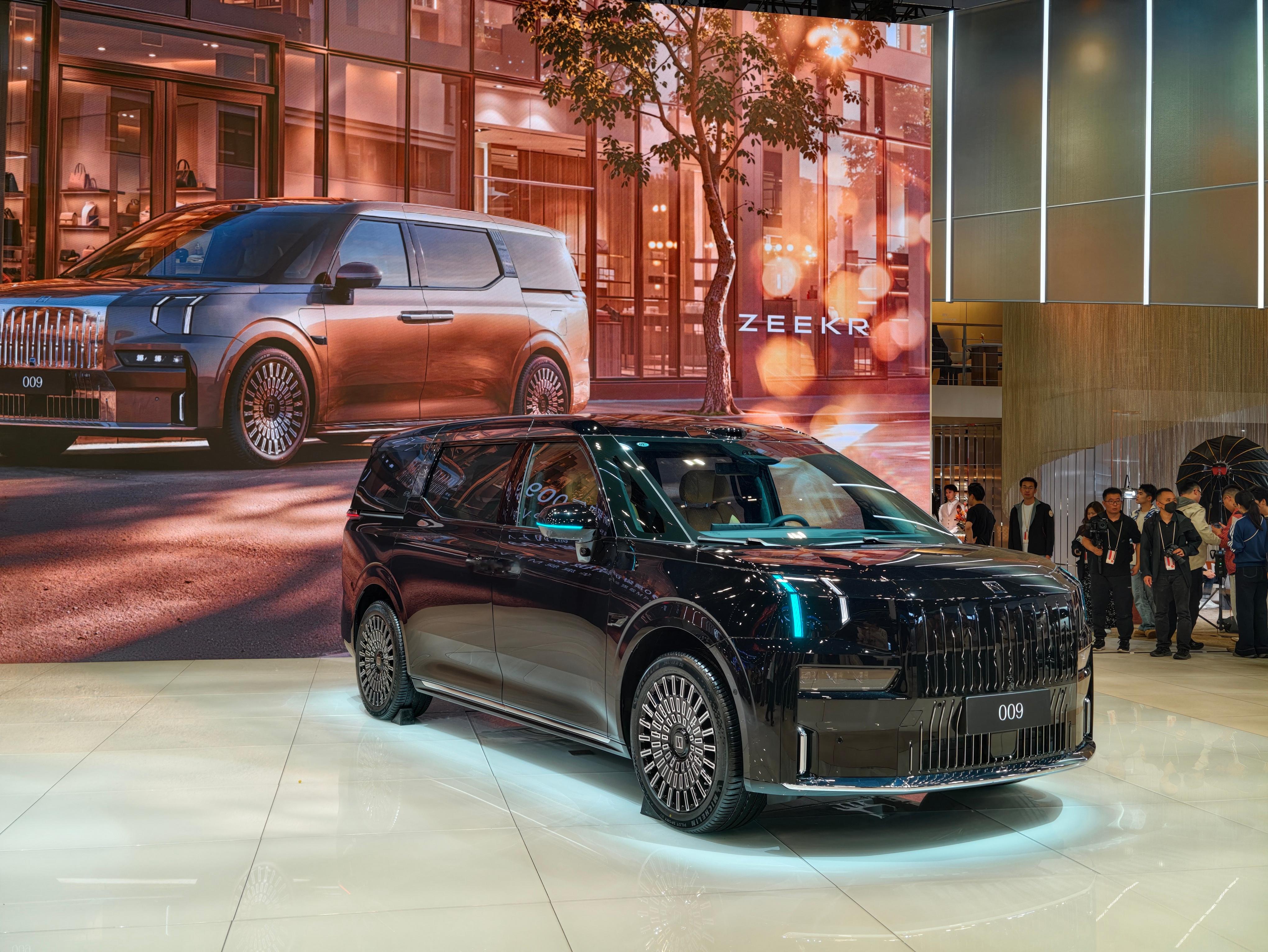 焕新极氪009 四大预售权益①预售期间支付5000元意向金的用户，可在支付尾款时