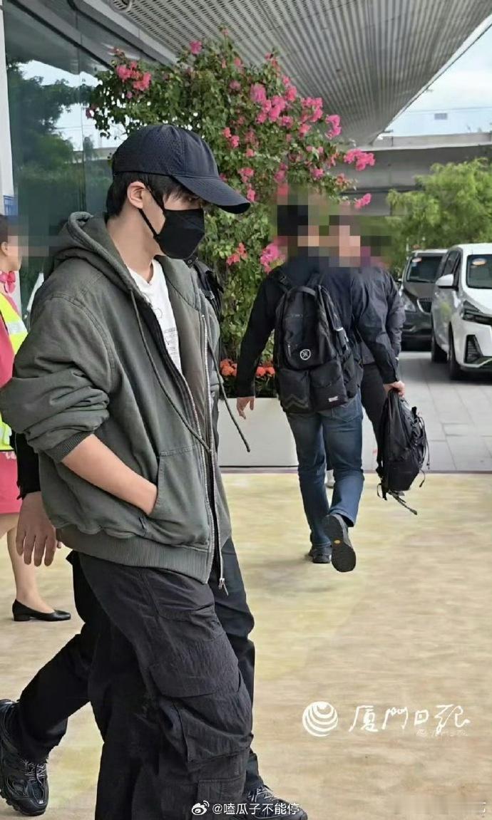 易烊千玺到达厦门了，插兜路透还是很有松弛感，我们也很期待这一次的金鸡奖晚会！