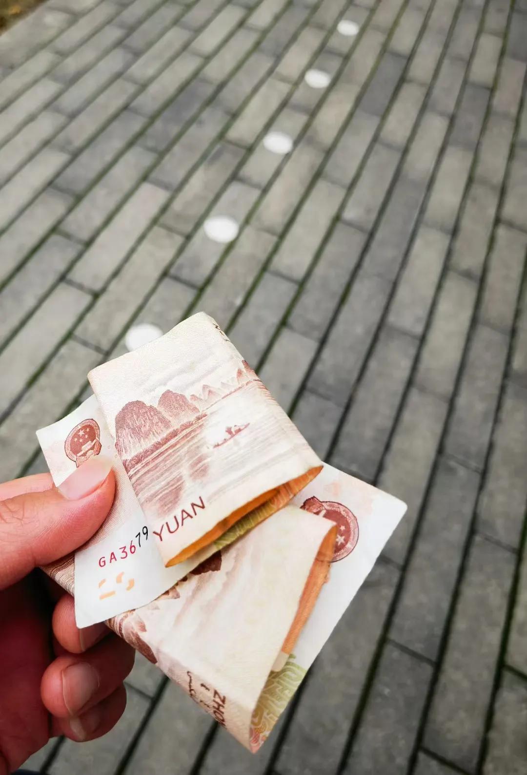 昨天早上跑步地上捡到一张20元，我放到小区垃圾站洗手台给清扫卫生的，刚在路上又捡