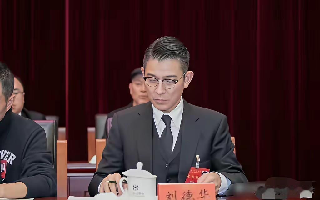 上舞台能够表演，
上主席台能演讲，
刘德华真是多才多艺啊。
如果按行政级别区分，