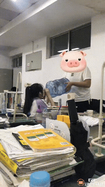 图一：妹子表示，同学我谢谢你呢！我就想喝口水而已，并不想成为学校的传奇。
图二：