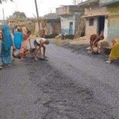 要致富先修路。
这帮印度村民的做法不是自断财路吗？
好不容易修了一条通往村子里的