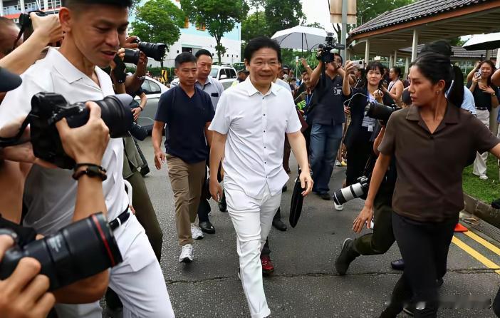 就是这个人说，谁也取代不了美国的地位。美国在他心中无限崇高，他必须抱紧美国大腿。