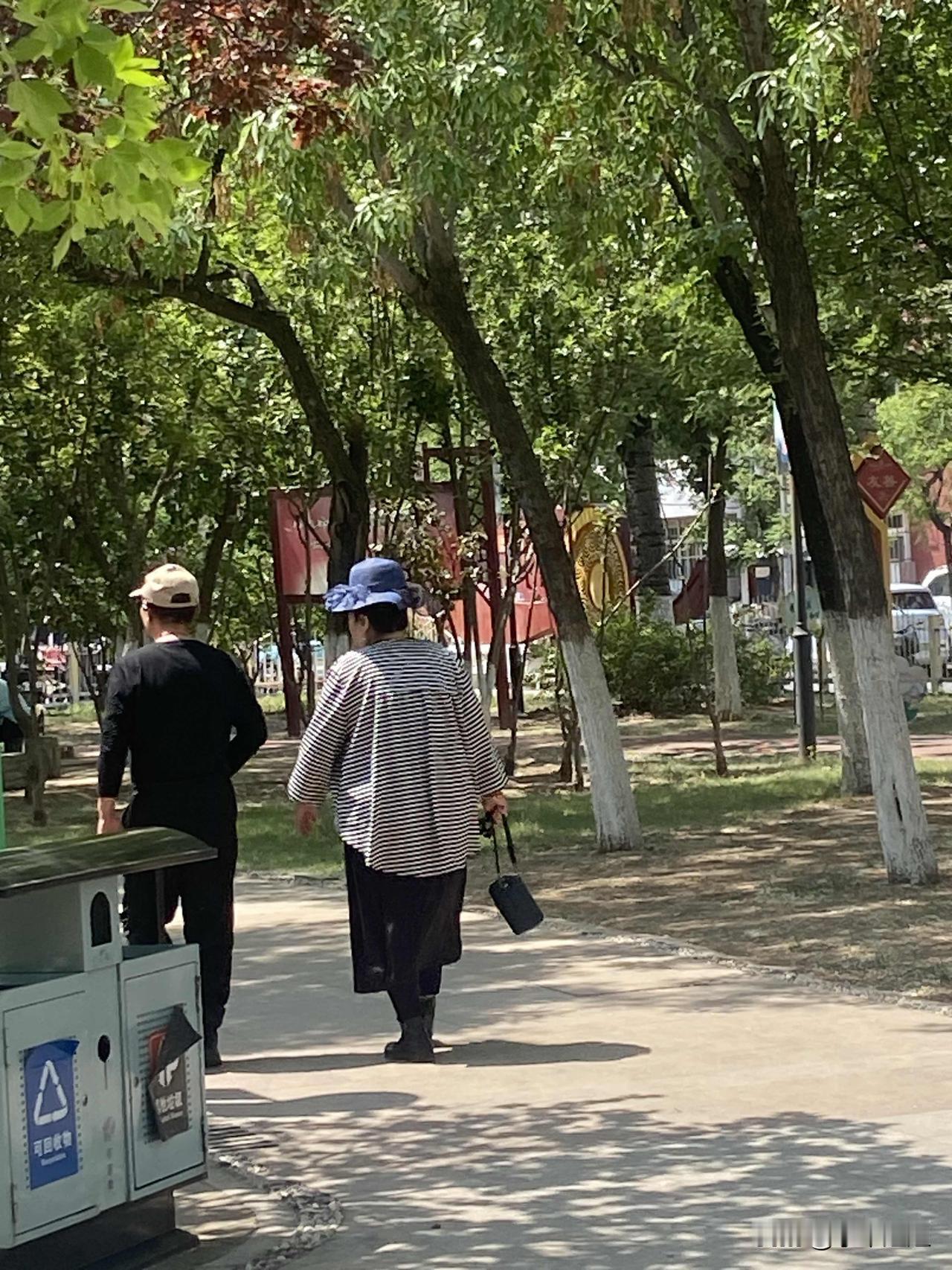 我发现现在老年妇女，都爱戴帽子！修饰头型！每人一顶，不论春夏秋冬！
到了夏天，那