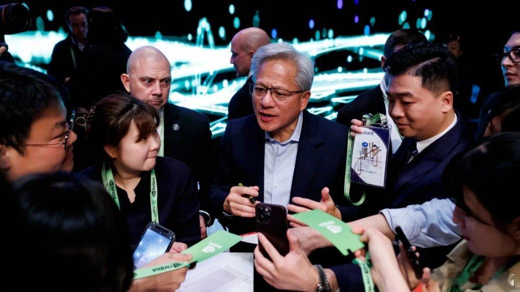 凤凰新闻【英伟达疯狂一周：市值暴增2.8万亿 黄仁勋出尽风头】加速全球AI的普及