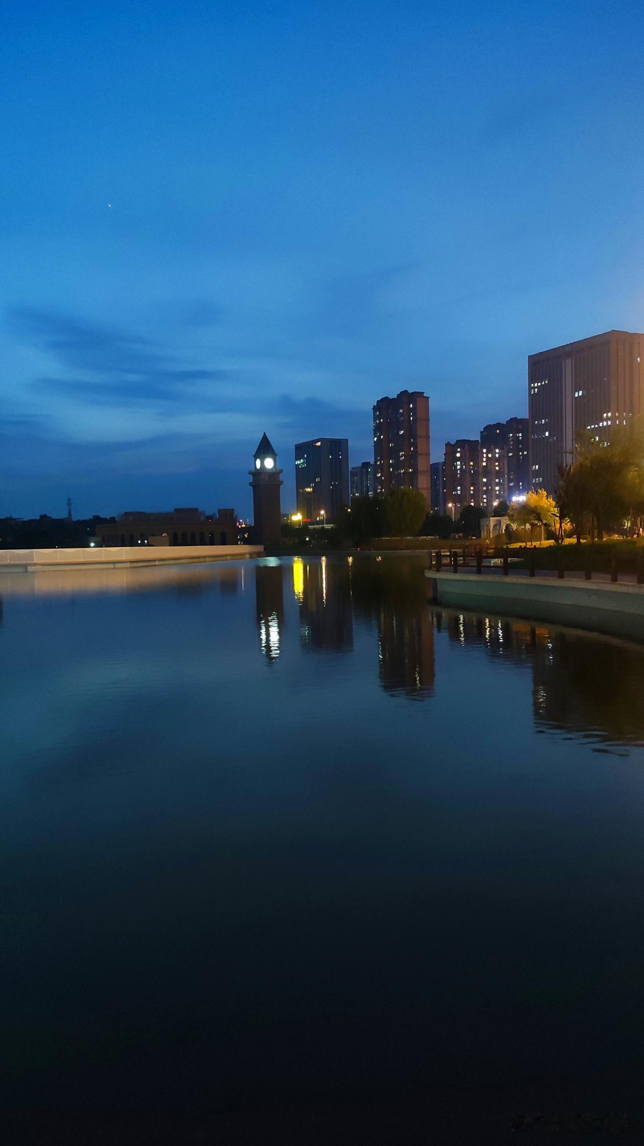 夜深人静，天空一轮明月，我将窗帘拉开一道缝隙，让月光洒在我的床上。
我用脚丫触碰