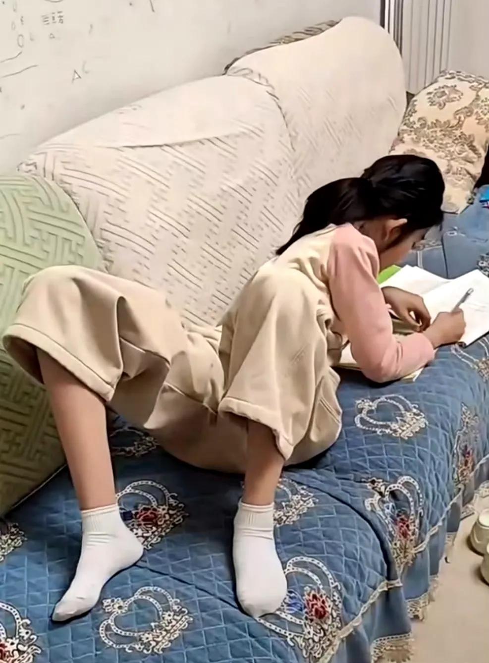 小姑娘这动作是怎么做到的，作业难写作业的难度更。。。。。小姑娘任性 小女孩还不懂