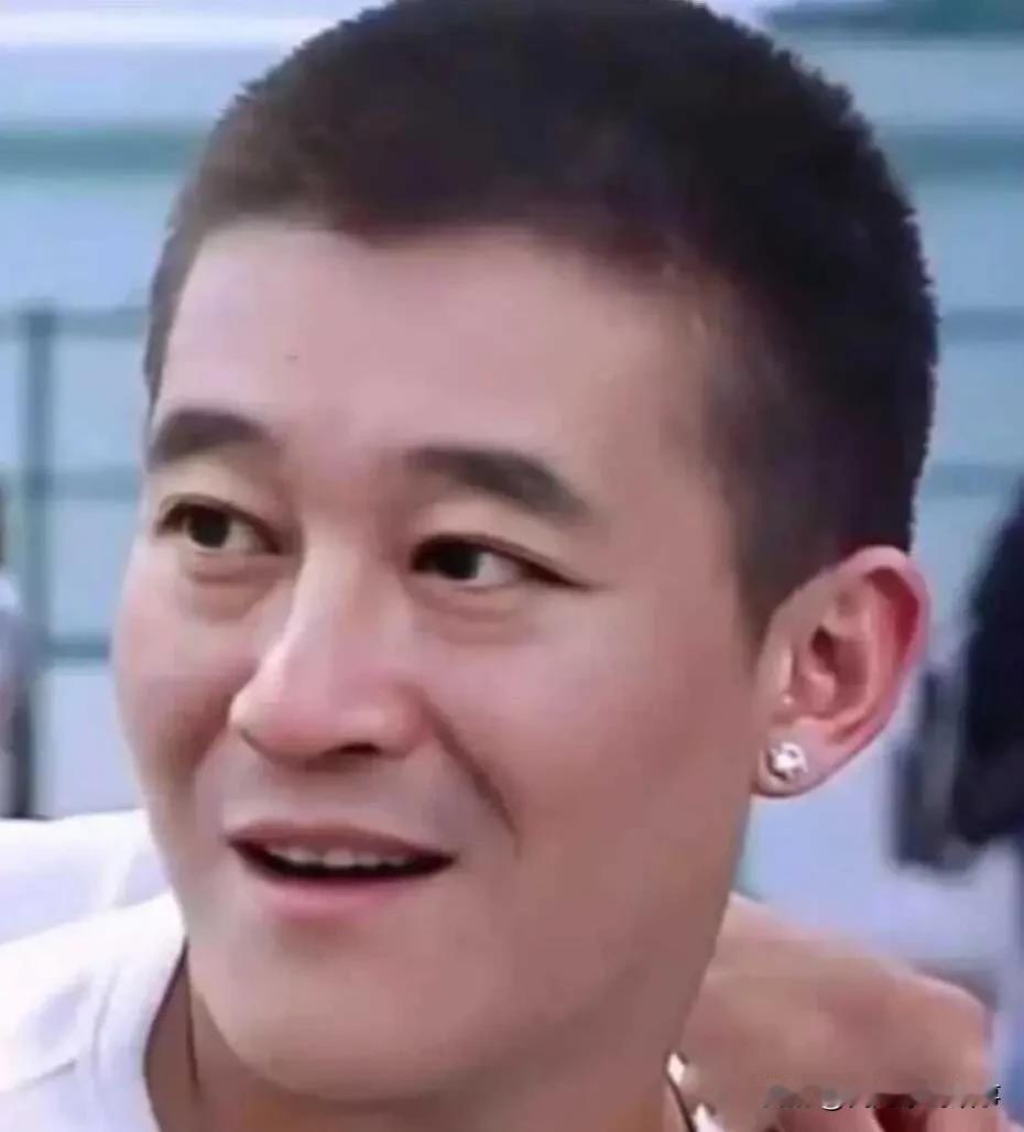 #明星的变化多端# 玩个游戏，两张照片猜四个人！你能猜出是哪四个人吗？