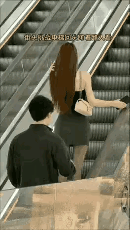 漂亮的女子不全是傻白甜，瞧瞧此小女防范意识多强，看看她多提防身后人！搞的小伙子老