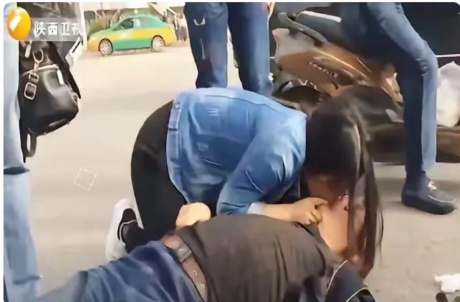 女孩跪地抢救晕倒老人，老人不幸离世，谁料4天后，女孩发现对方家属全城拉横幅找她