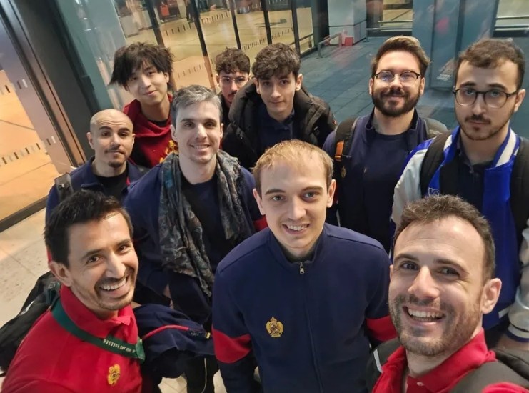 G2分享全员抵达巴西合照：我们到了，伙计们