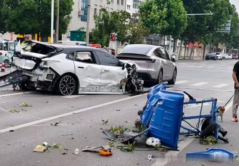 推荐几部香港好看的经典港片电影首推周星驰的巜少林足球>>和巜功夫>>及古惑仔系列