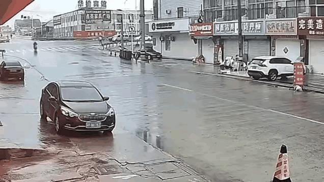这事故是谁的责任？
​下着小雨的路上连个人影都没有，路还挺宽，结果骑电动车的大哥