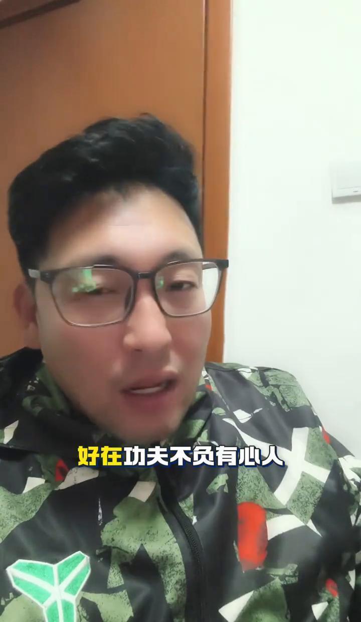 早七点，大厅没单，系统硬塞你一单三公里送奶茶，到地方人家不要了。
你骂不出声，拒