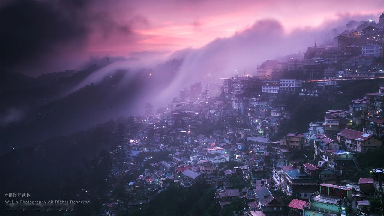山城，云雾像瀑布一样，从山脊的另一面流动而来，原本普通的山间小城，在此刻也充满了