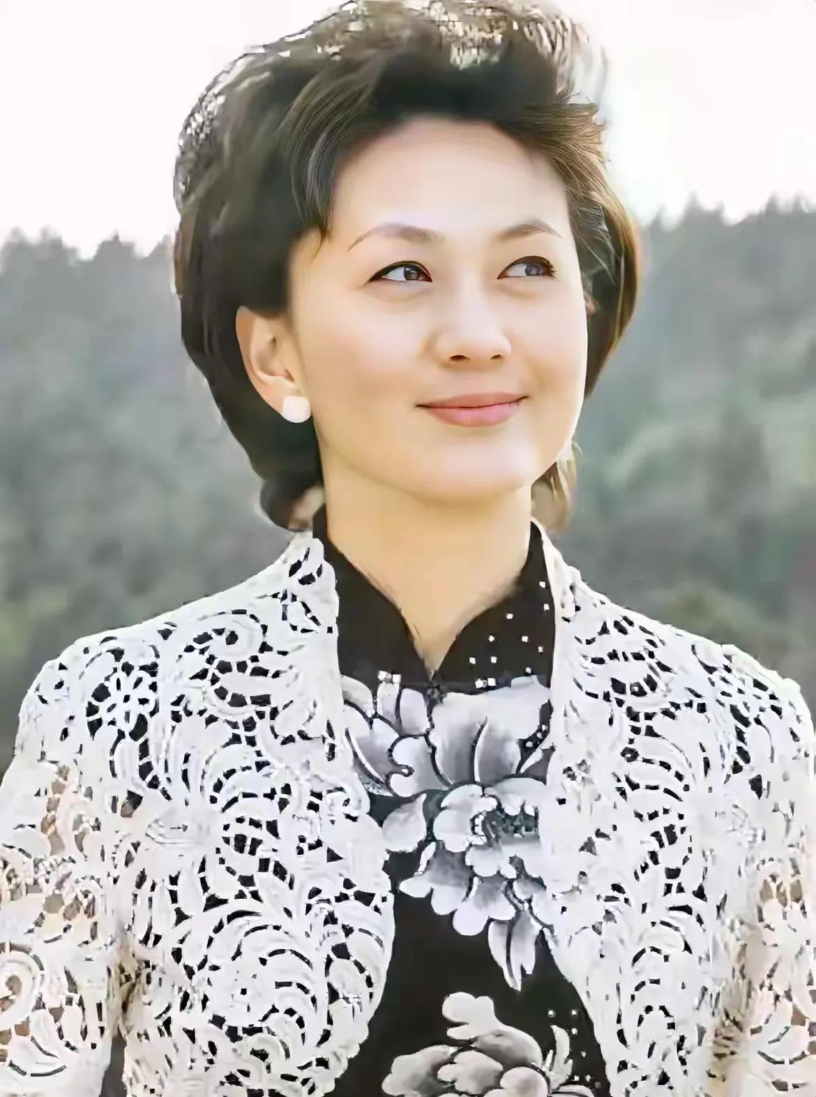 我总觉得海霞比董和周显得更大气、更漂亮！不知大家是否赞同这一看法？
虽然董卿和周
