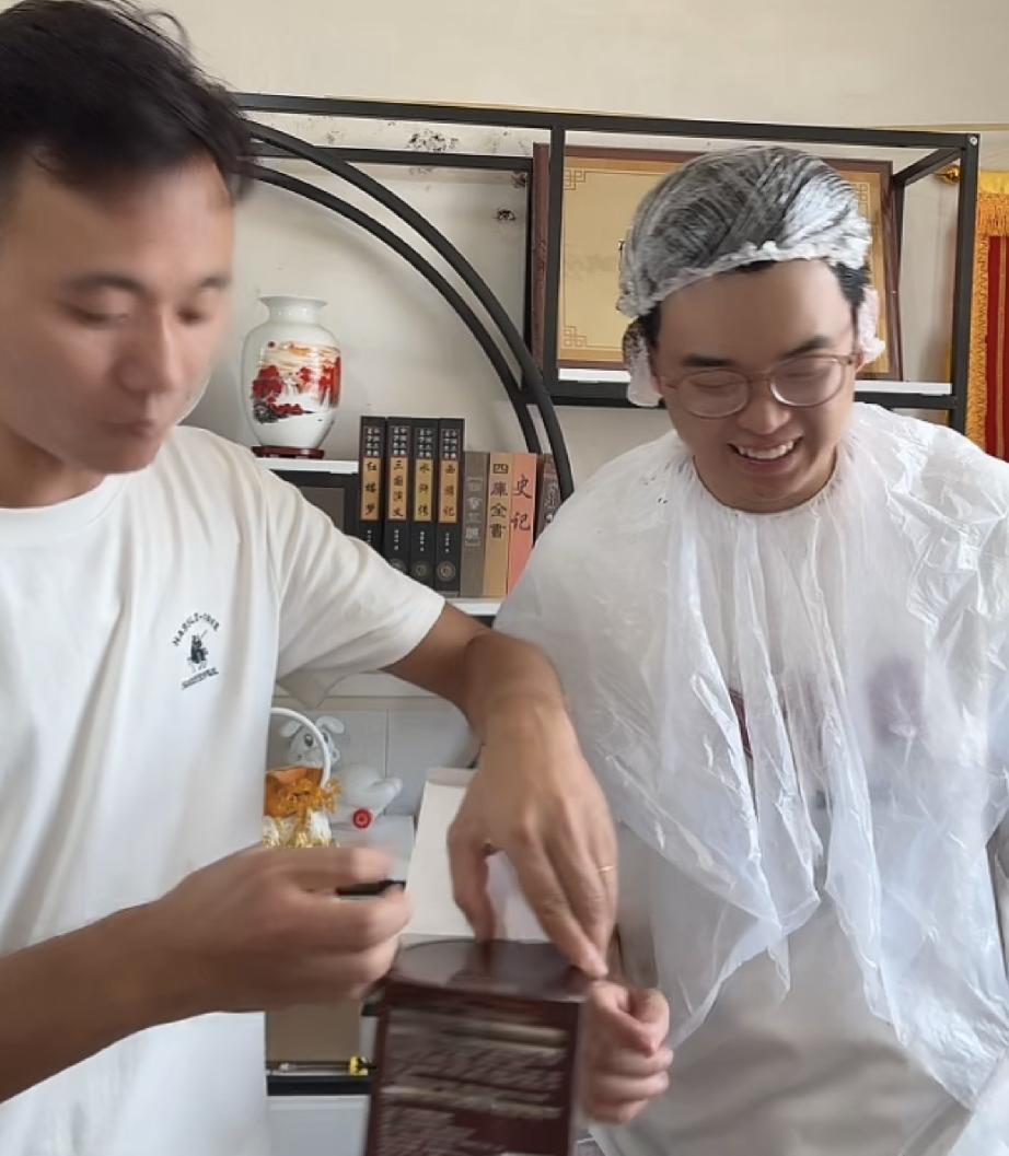 为金牌翻译点赞！
当厉怀远堂弟看到厉爸厉妈来到砀山以后，第一时间去见了厉爸厉妈，