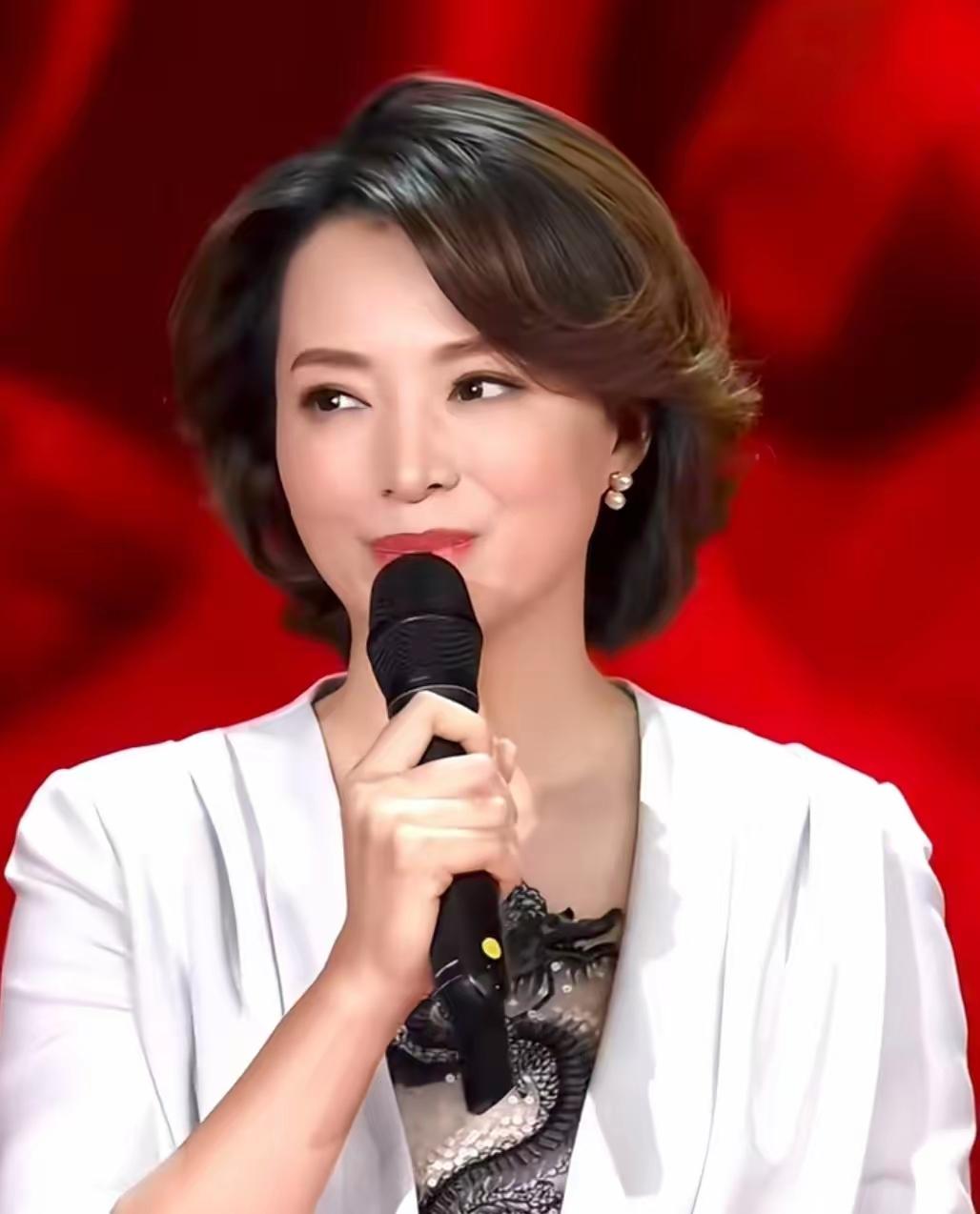 谁能想到，董卿母亲离世，最牵挂的不是优秀的女儿，而是相伴一生的老伴。
父母相伴走