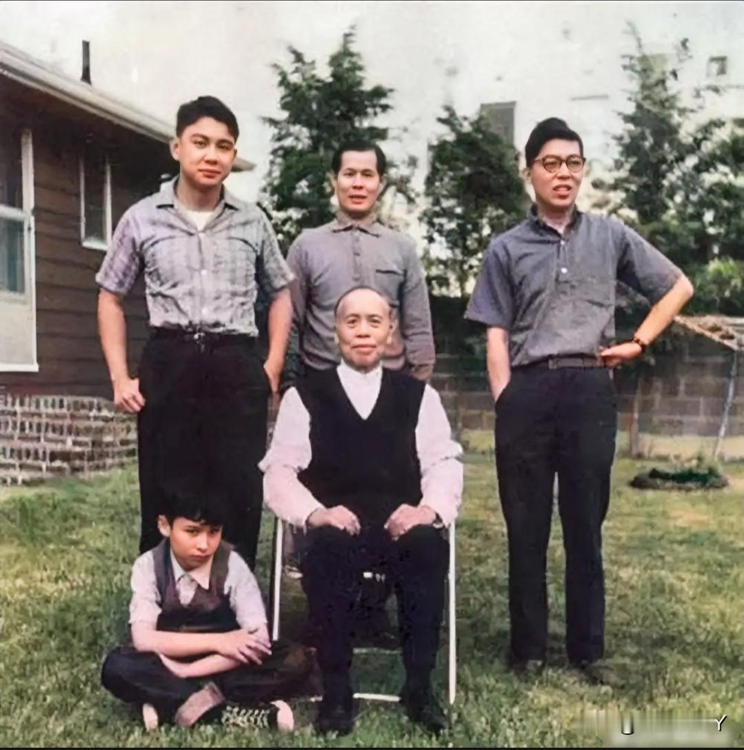 上世纪六十年代，美国，李宗仁将军晚年和其家人的合影老照片。这可不是演员饰演，而是