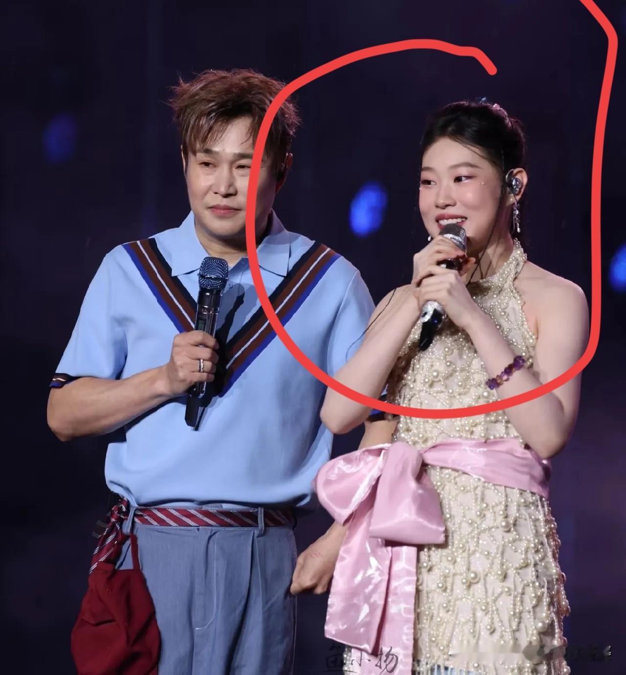 沈佳润音乐节“翻车”反而圈粉！这波临场反应比唱得还绝
都说怕啥来啥，




沈