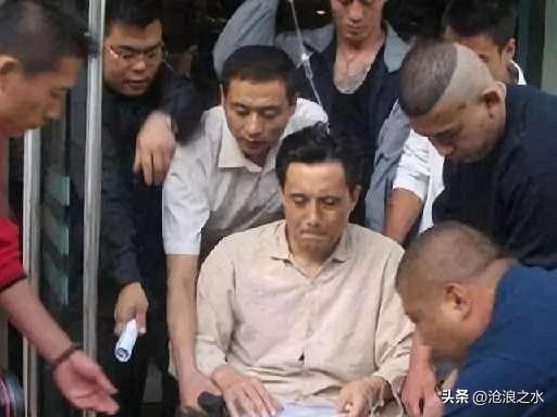 张卫健为何突然凉了？关键就在当年他与谢霆锋片场借戏殴打王伯昭一事。事发当时，导演