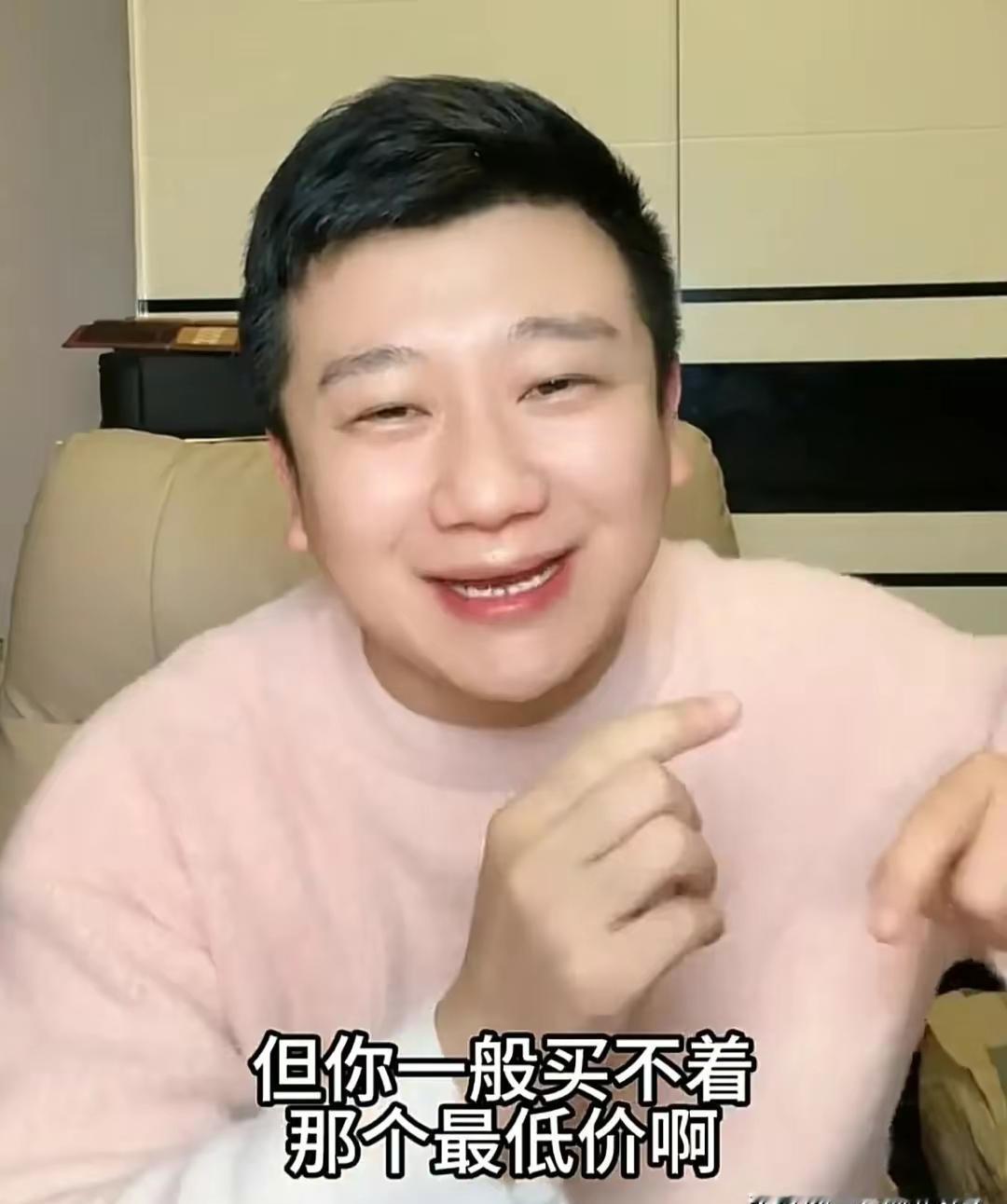 相声圈子最近有个挺拧巴的现象。
有人穿着大褂站台上，张嘴闭嘴“老祖宗的东西不能丢