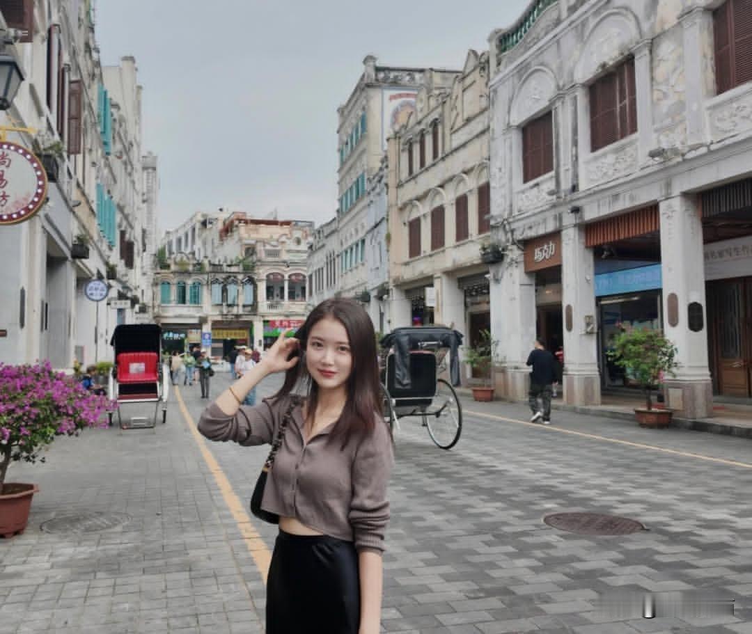 刷到这个在老街漫步的姑娘，突然明白：真正过日子的好女人，从不靠满身大牌来撑门面要