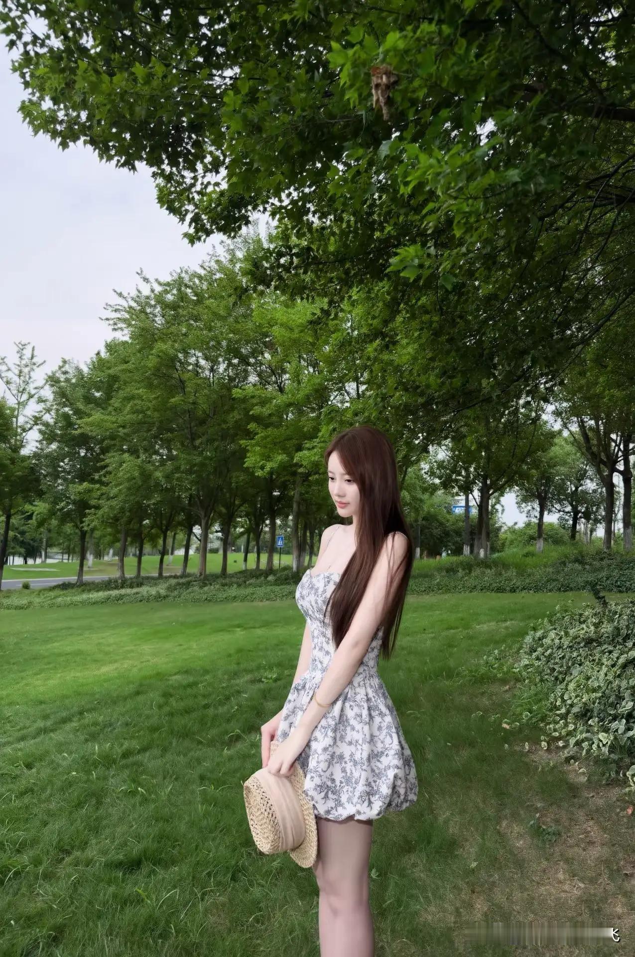 夏日清新穿搭，绿意盎然公园里，优雅少女漫步。