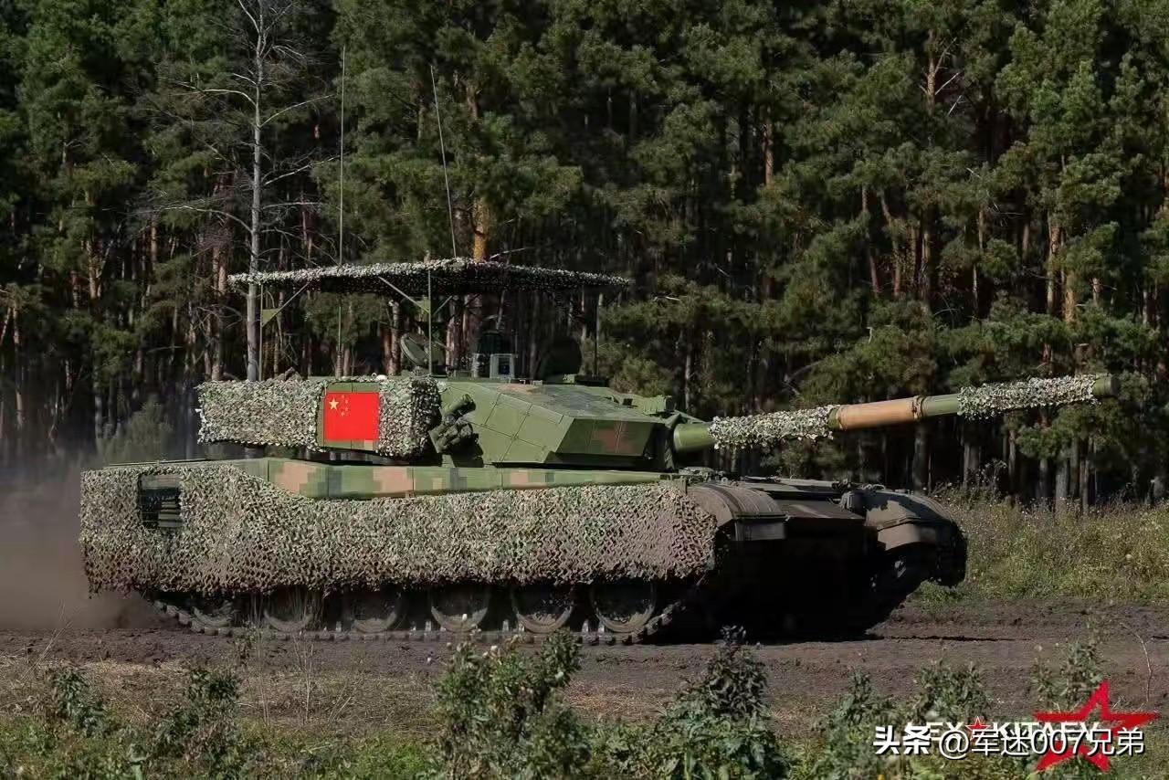 俄罗斯人拍摄的我军99A型信息化主战坦克，照片画面比较漂亮，炮塔上的“凉棚”比较