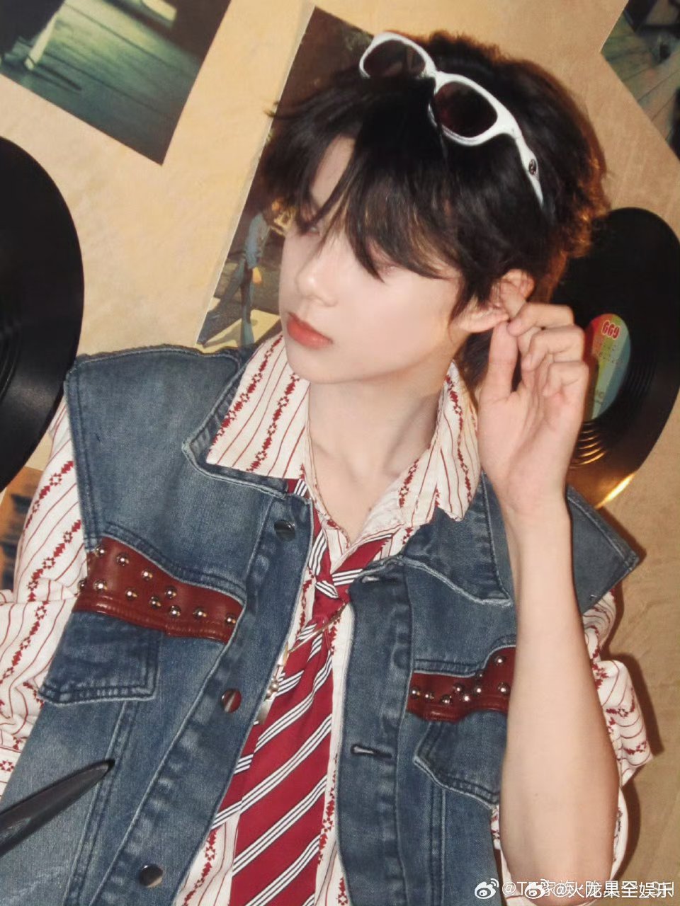 陈思罕海边赶海 这个思罕罕海边拍照的时候也不忘吹着海风赶海，简直太萌了吧~完全小