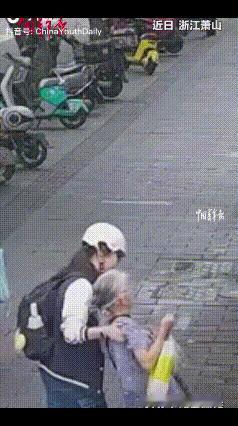 “原来善良的结局可以很美好！”凌晨刷到这段监控视频，我在屏幕前坐了很久。
画面里