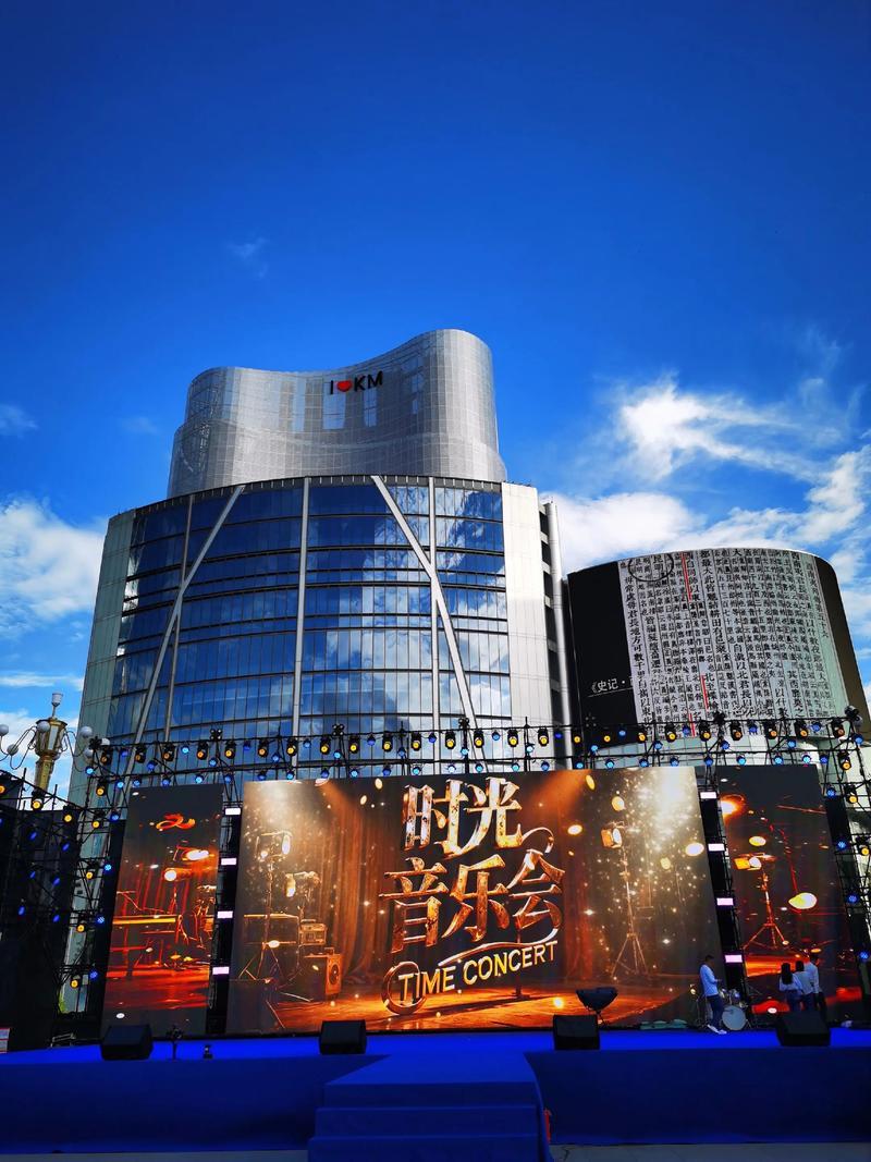 ✨昆明东风广场修复后重新开放，成了市民的新“城市客厅”。
这广场面积约4.88万