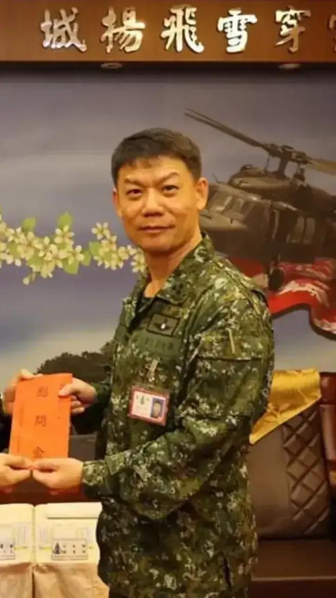 世上最危险的职业是保卫蔡英文。
据说蔡英文担心被斩首，“永和警卫室”外卫室主任，