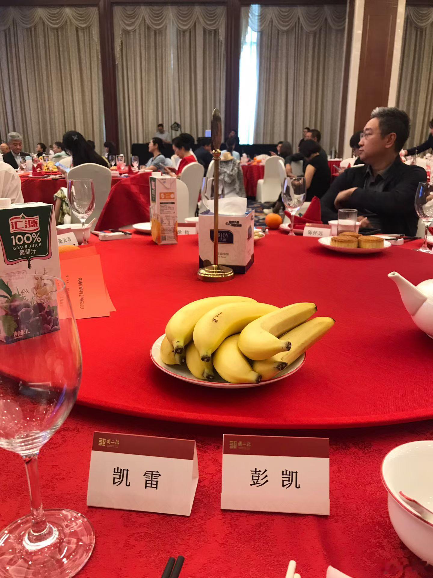 对面，黄埔一期生陈赓大将之孙陈怀远。  ​​​台湾黄埔赞哈军工“了不起”昨天哈尔