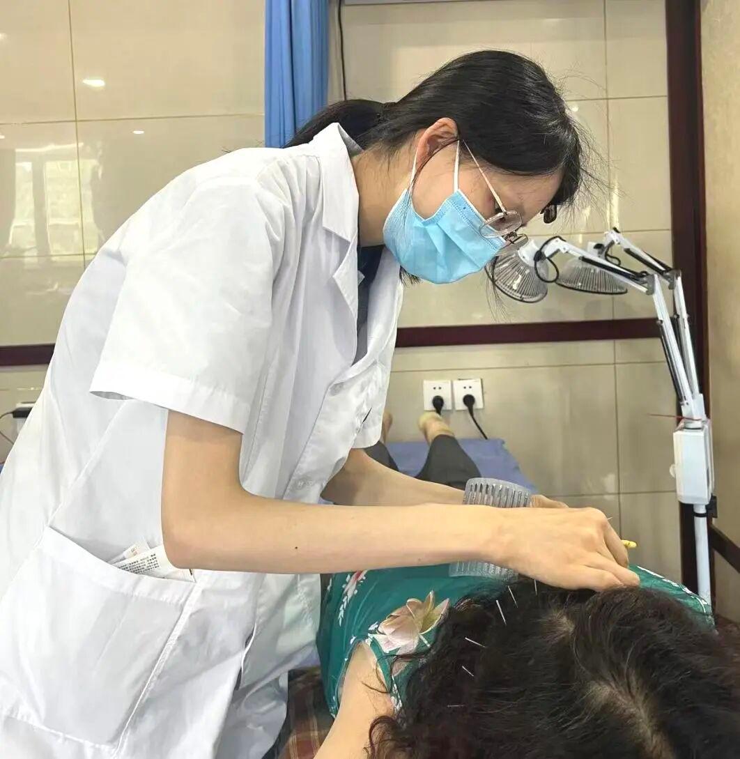 00后硕士张馨月：学成归来报桑梓 一根银针守健康
    
   2026年，广
