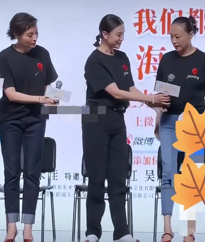 她们三个都是好演员，上台接受采访，宋佳把话筒让给老大姐吴玉华，吴越也忙着递手里的