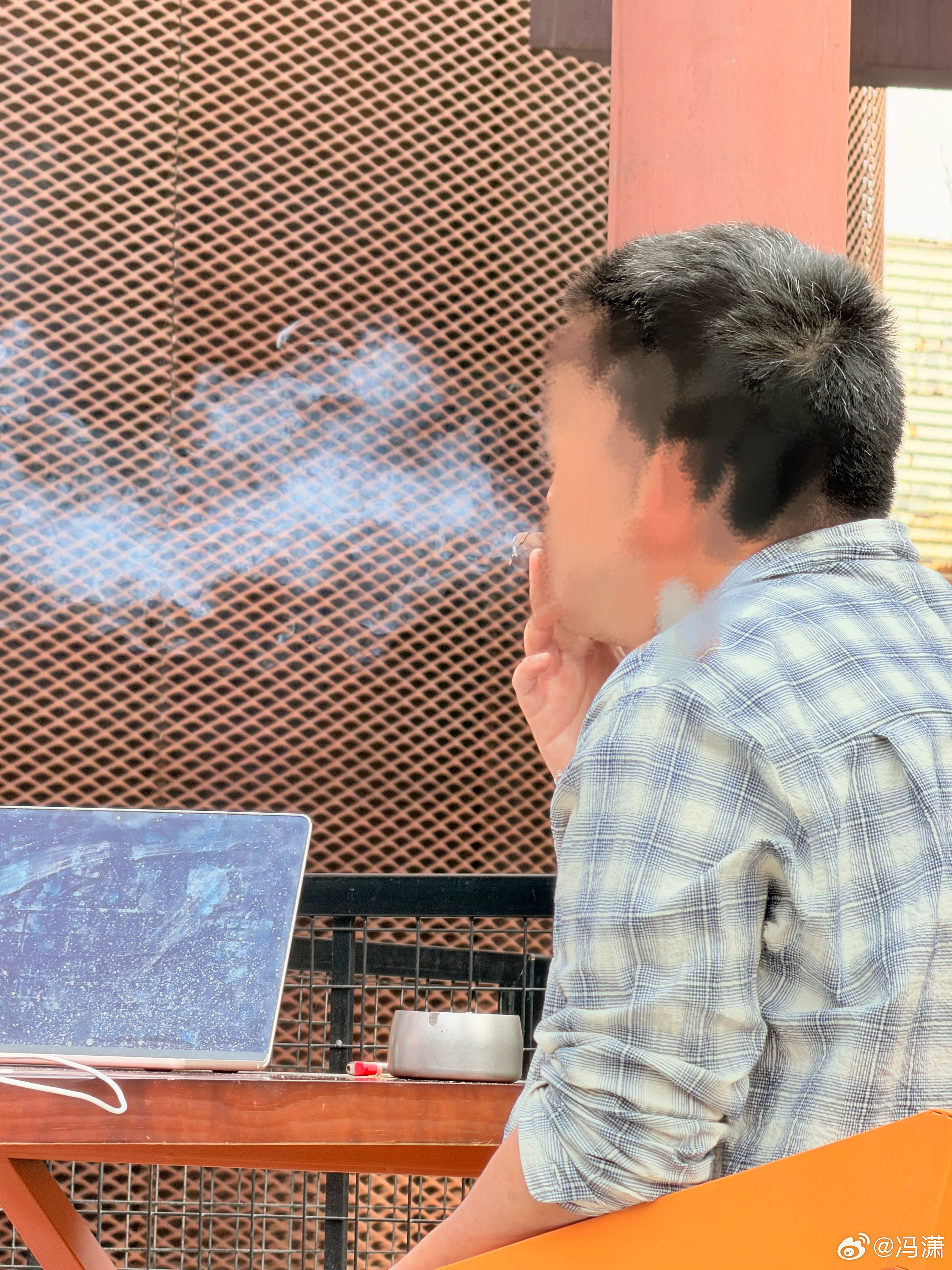 雪茄杀伤力太大了，室外隔着5米已经被熏的不行了 