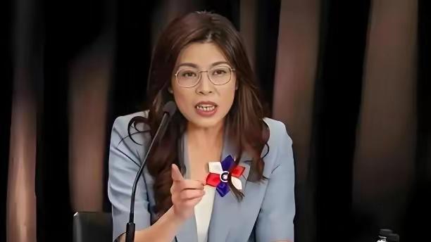 堂堂国民党主席郑丽文站在千百人聚集的宴席聚光灯下，突然指着自己大声宣告：“我父亲