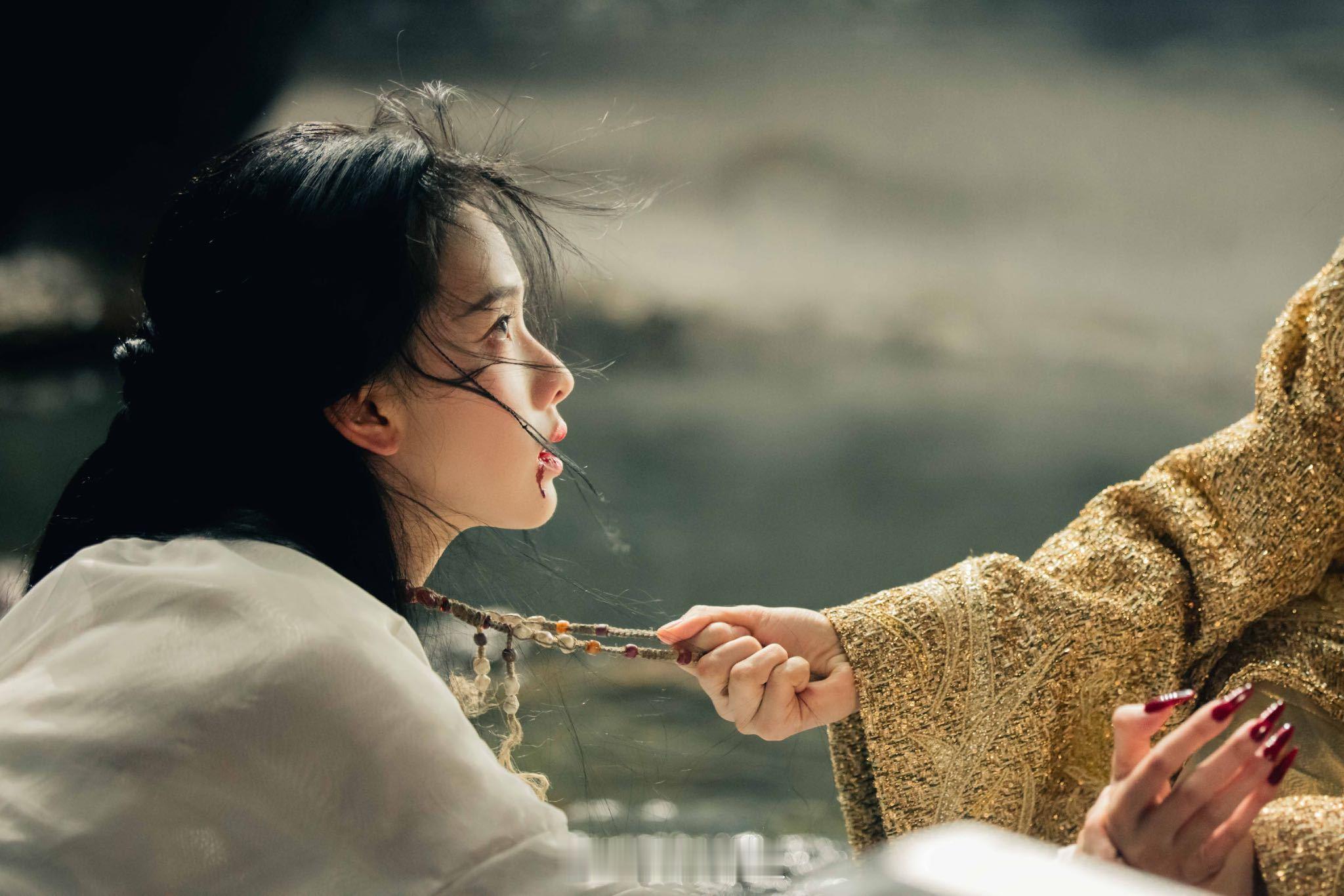 雾妄言不想做照亮乱葬岗的月亮陈都灵不想做照亮乱葬岗的月亮“我不想做一个照亮乱葬岗