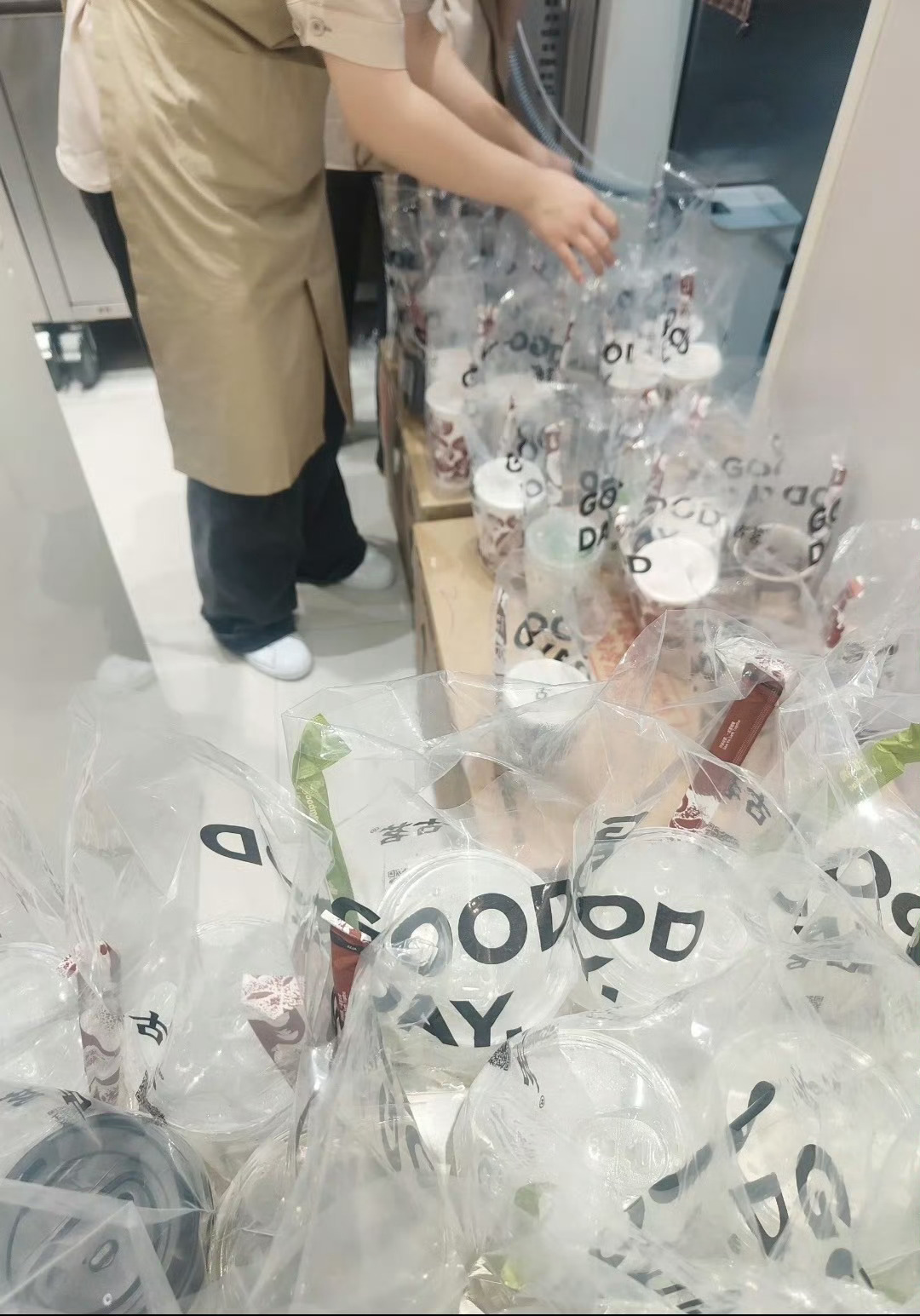 外卖0元购大量奶茶无人认领“外卖大战”中消费者为凑单兑换大额优惠券，盲目下单0元