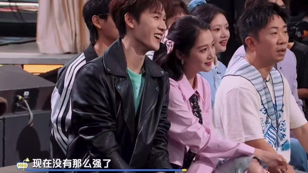 李昀锐向此沙介绍关晓彤关晓彤李昀锐家属感你好星期六 你们觉得艺人之间自然无剧本的