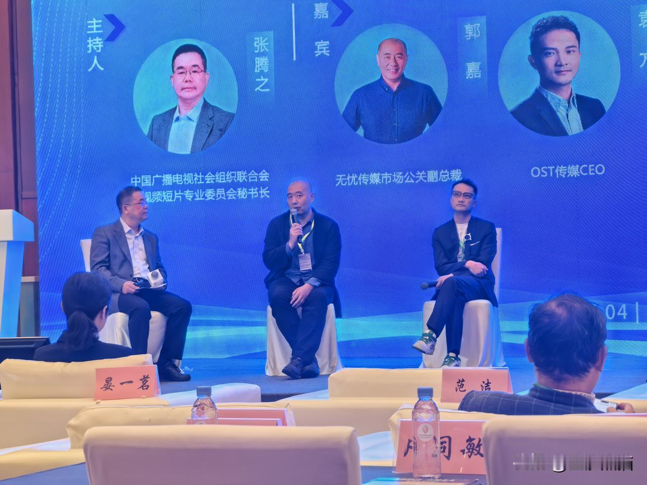 主播向上 生态向新 社会共情。
流量就是留住人心的力量。用真实的视角去捕捉到当前