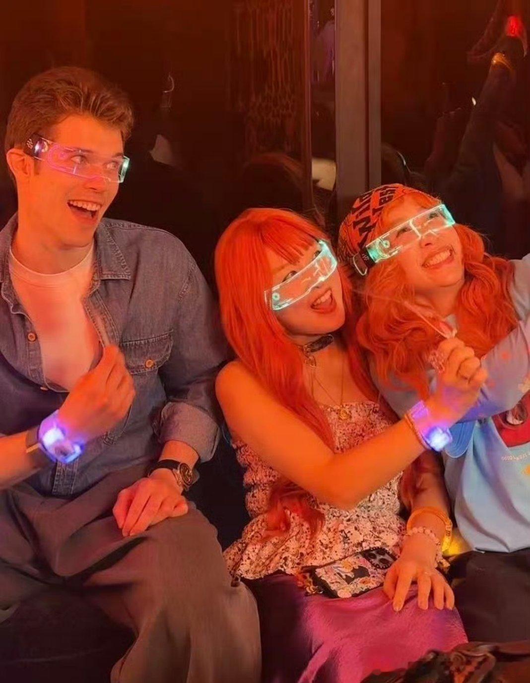 老外开口惊艳凌晨2点魔都凌晨两点的魔都夜色氛围感满分，意外邂逅外籍友人倾情演唱，