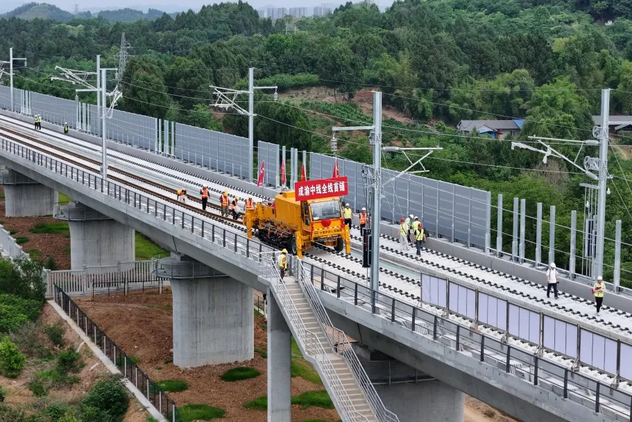 通行线·铁路【成渝中线高铁开始铺轨】5月30日，在四川省成都简阳市成渝中线高铁跨