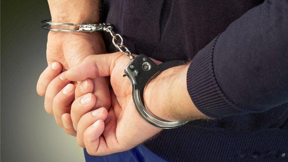 出狱了还想入狱 在里边没待够这是啊......凤凰新闻【男子“三进宫”出狱后，酒