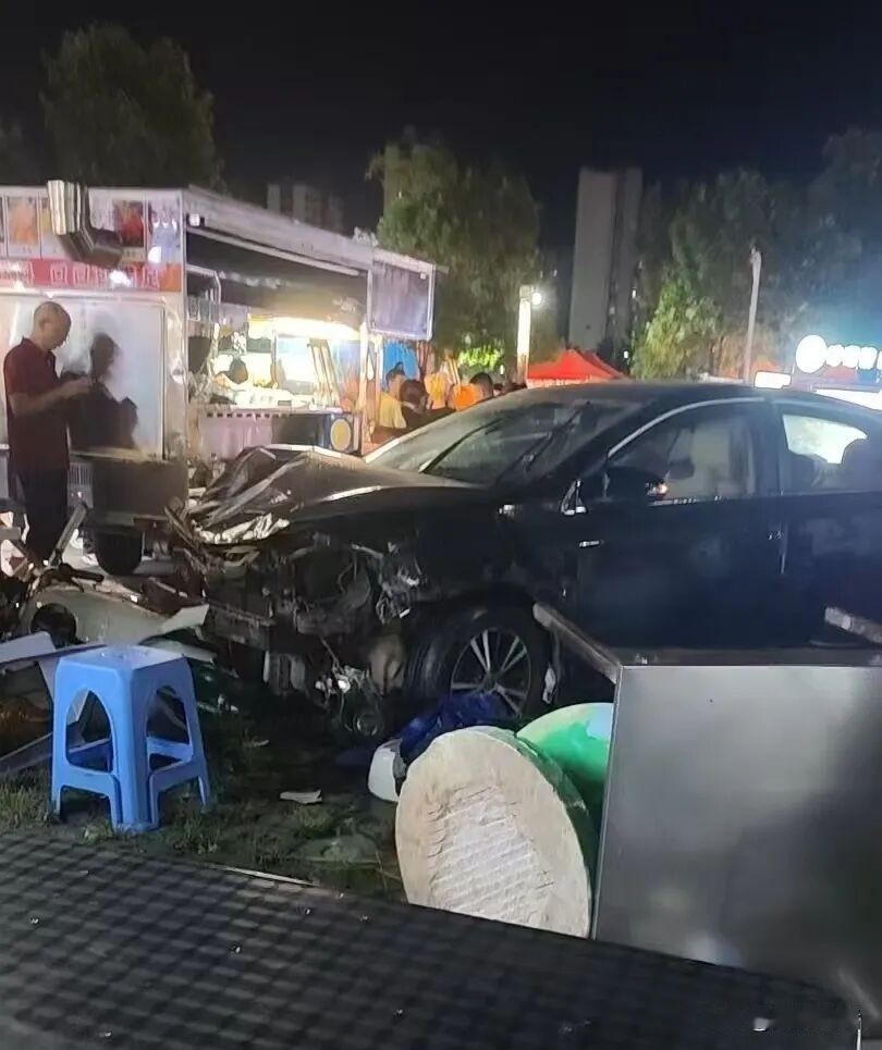 惊险！黑色轿车一路撞了10多辆电动车、摩托车，致7名无辜群众受伤送医。警方通报：