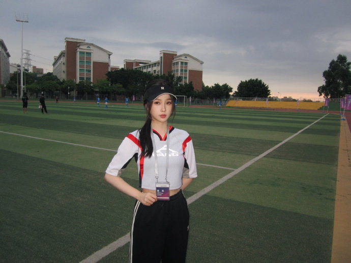 虞书欣灿如繁星宣发灿如繁星宣发 虞书欣灿如繁星宣发，吐舌好萌 